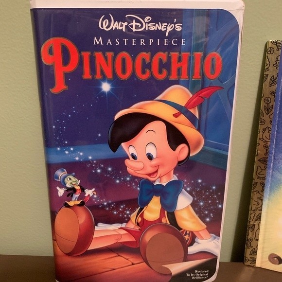Pinocchio lot of VHS, book and Jiminy Cricket stuffed animal - Picture 4 of 5